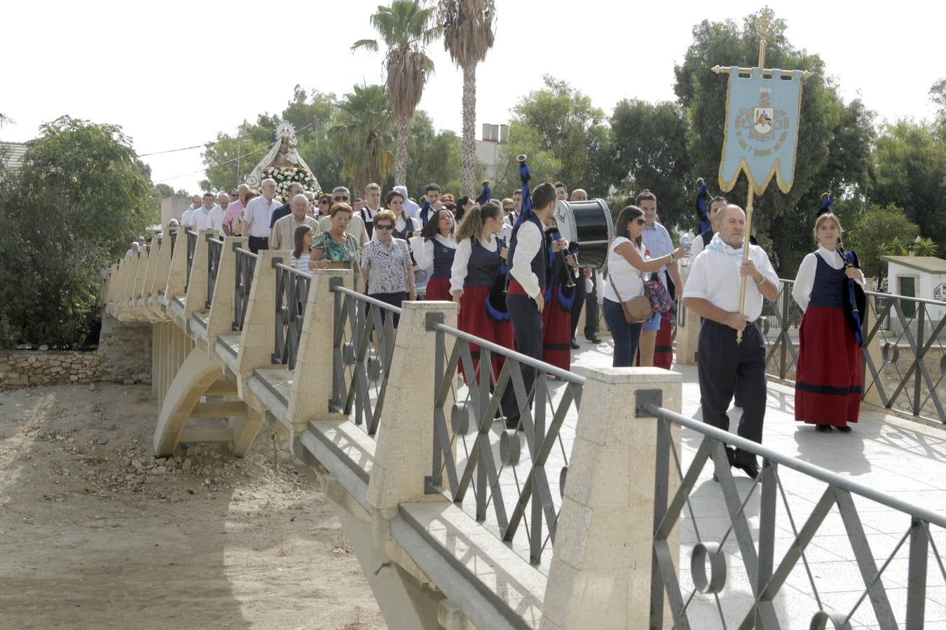 La alamedas se quedan pequeñas para acoger a los fieles de la Virgen de las Huertas