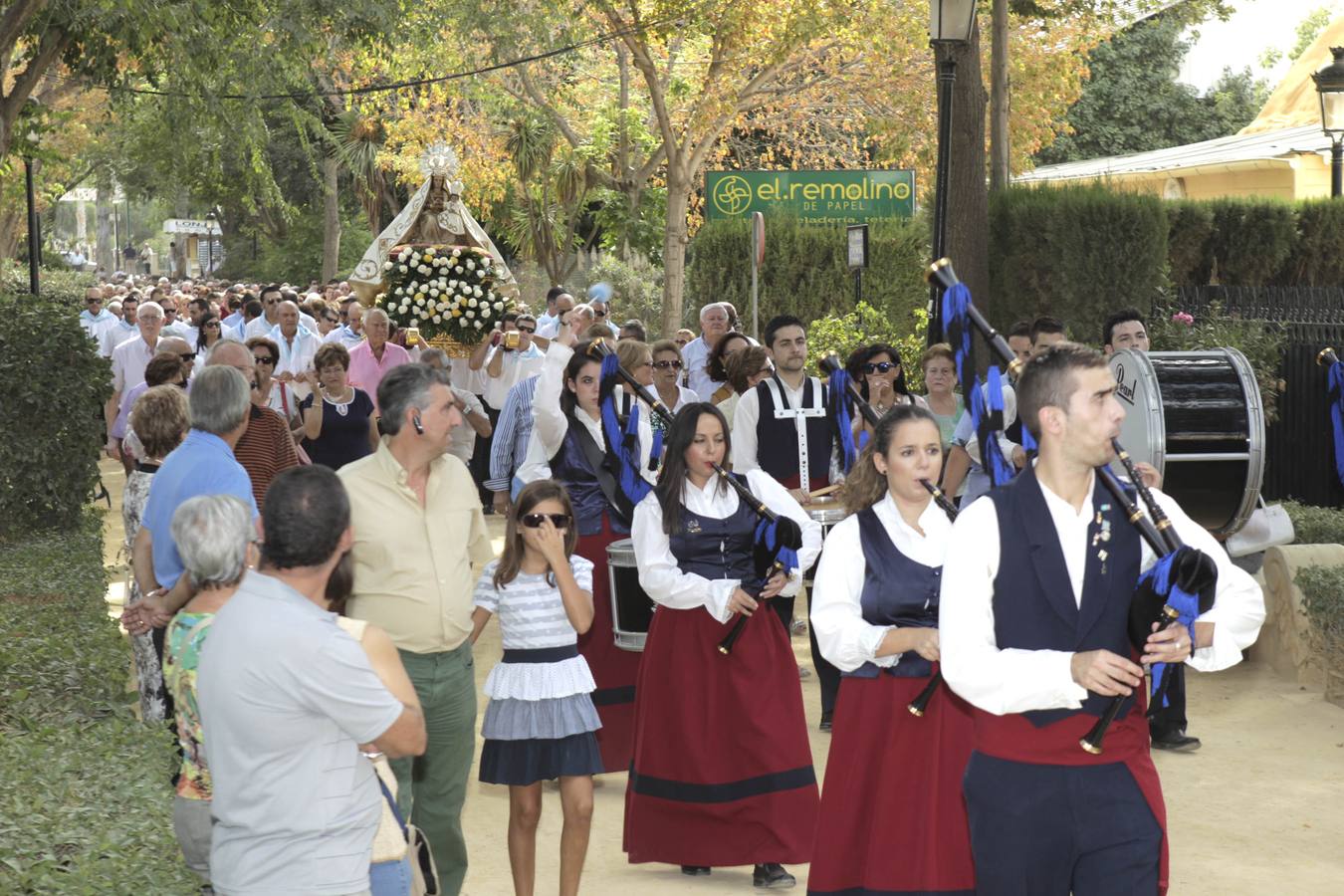 La alamedas se quedan pequeñas para acoger a los fieles de la Virgen de las Huertas