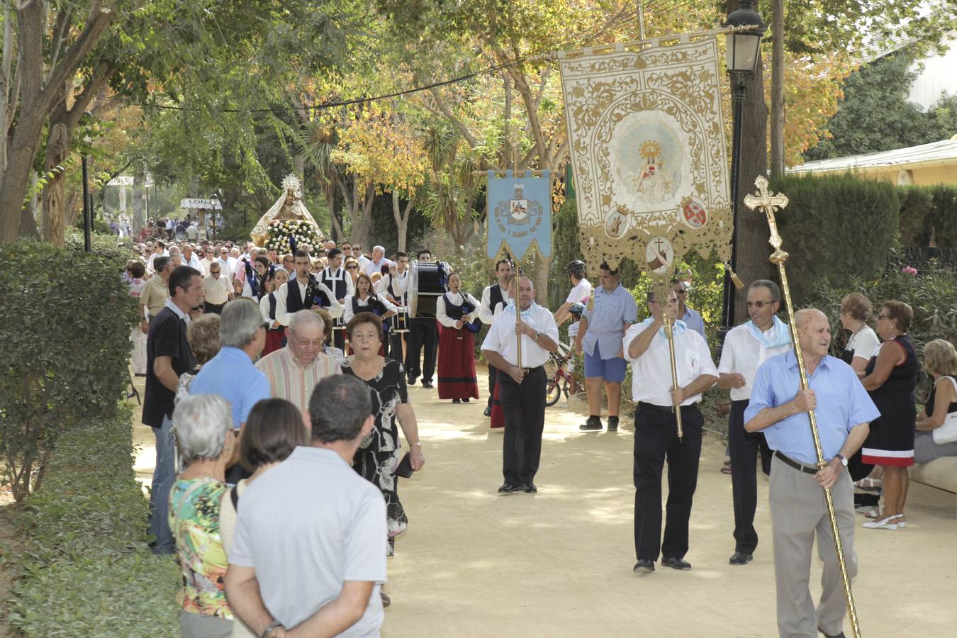 La alamedas se quedan pequeñas para acoger a los fieles de la Virgen de las Huertas