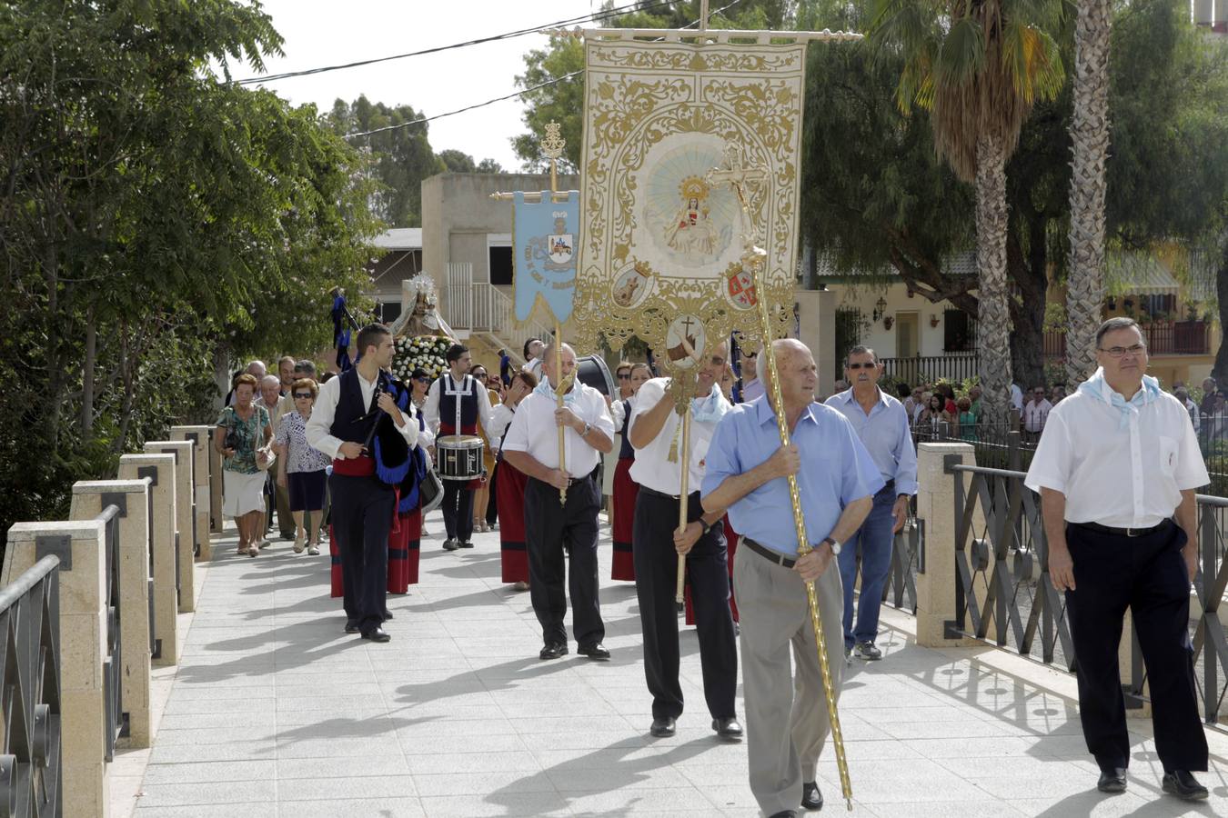 La alamedas se quedan pequeñas para acoger a los fieles de la Virgen de las Huertas