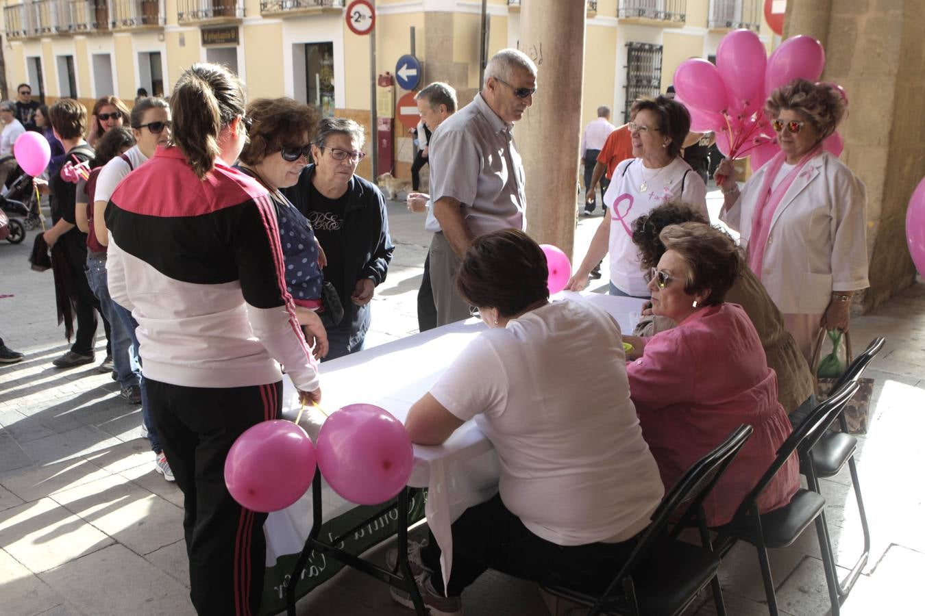 Lorca se viste de rosa contra el cáncer de mama