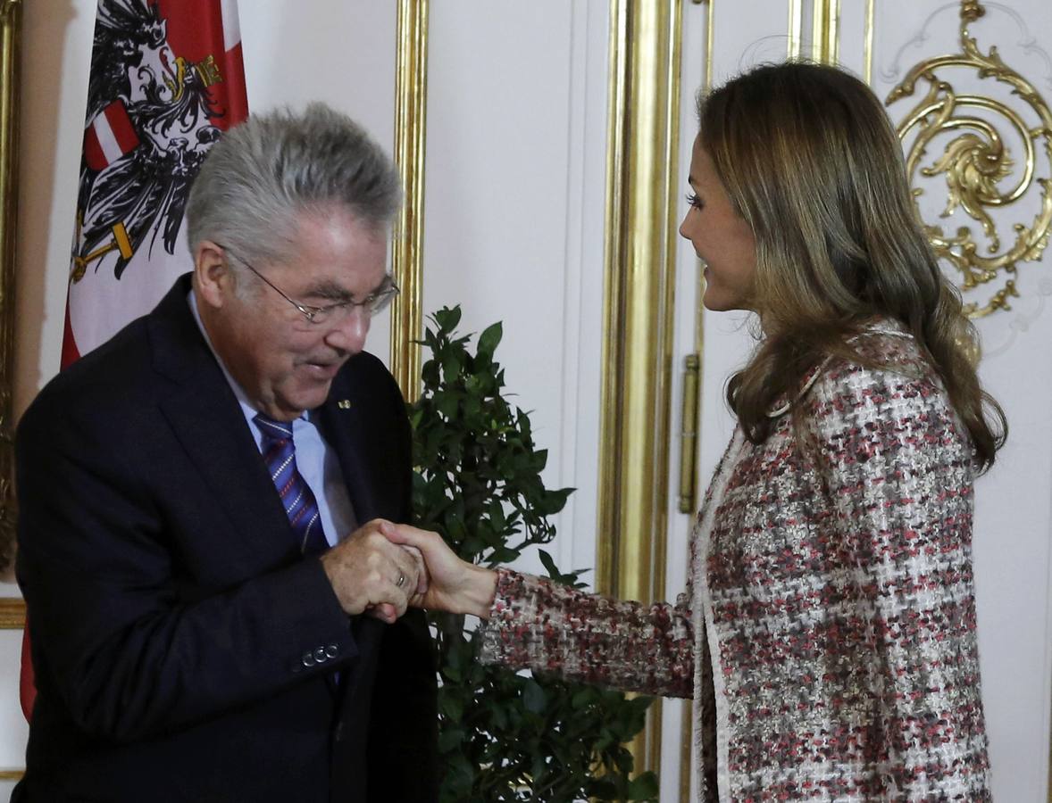 El presidente de Austria, Heinz Fischer, saluda a doña Letizia.