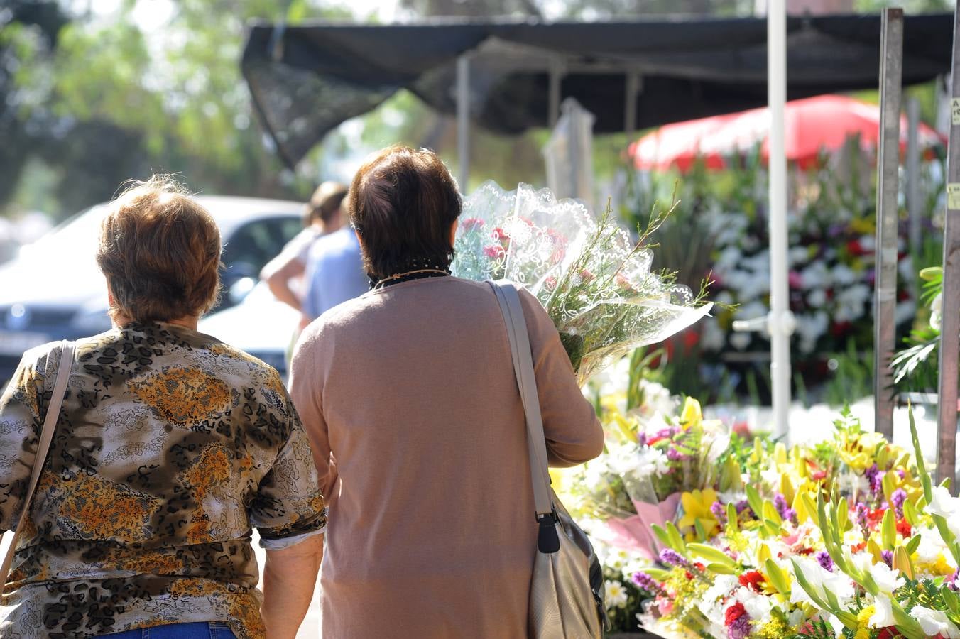 Flores en el cementerio de Nuestro Padre Jesús