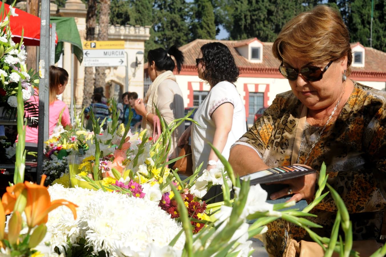 Flores en el cementerio de Nuestro Padre Jesús
