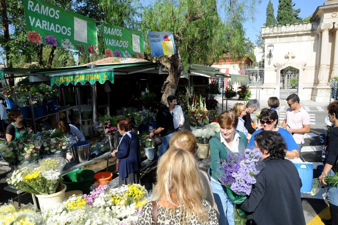 Flores en el cementerio de Nuestro Padre Jesús