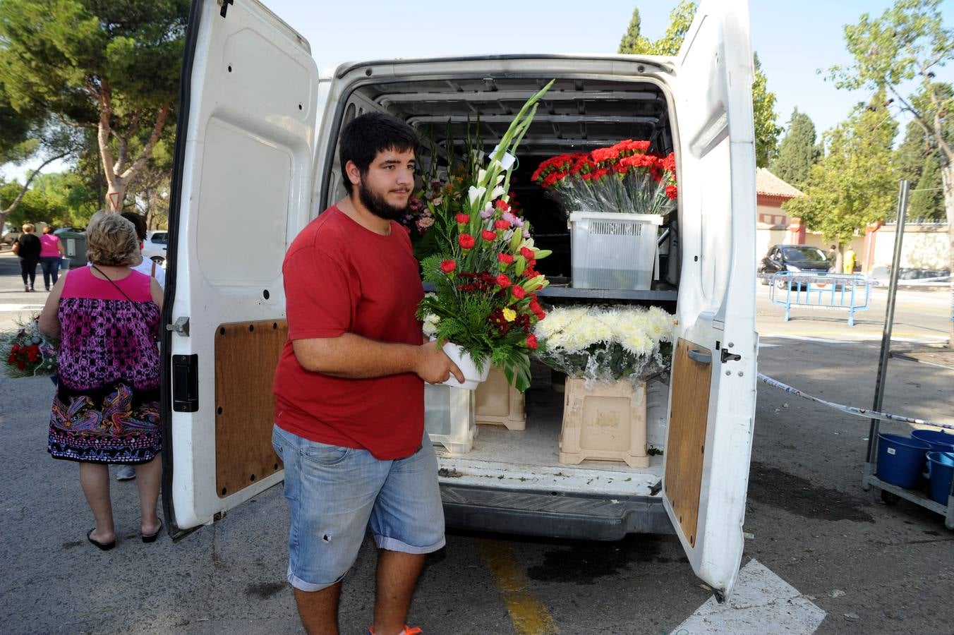 Flores en el cementerio de Nuestro Padre Jesús
