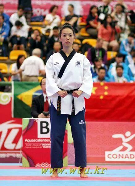 La alicantina Laura Kim revalida el título mundial de Taekwondo