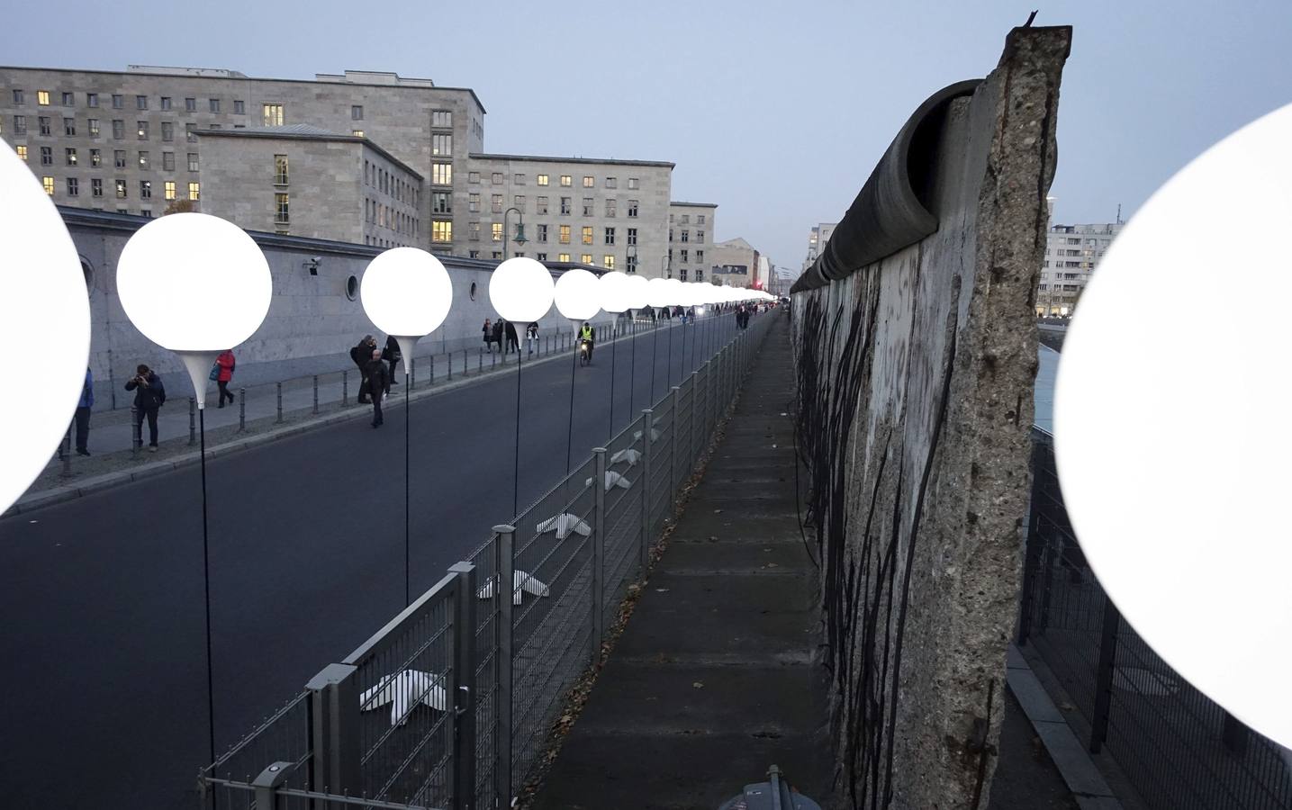 7.000 globos iluminan el recorrido del muro de Berlín
