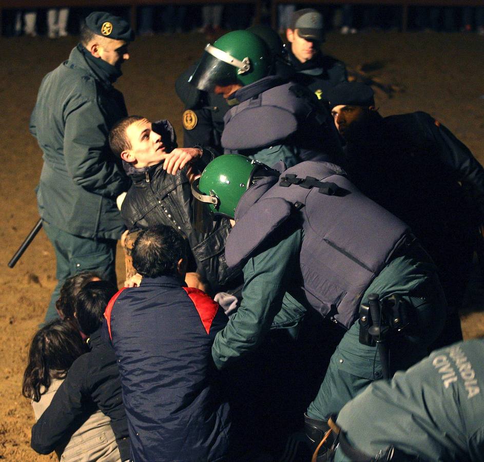 Agentes desalojan a los antitaurinos de la celebración del Toro de Júbilo en Medinaceli