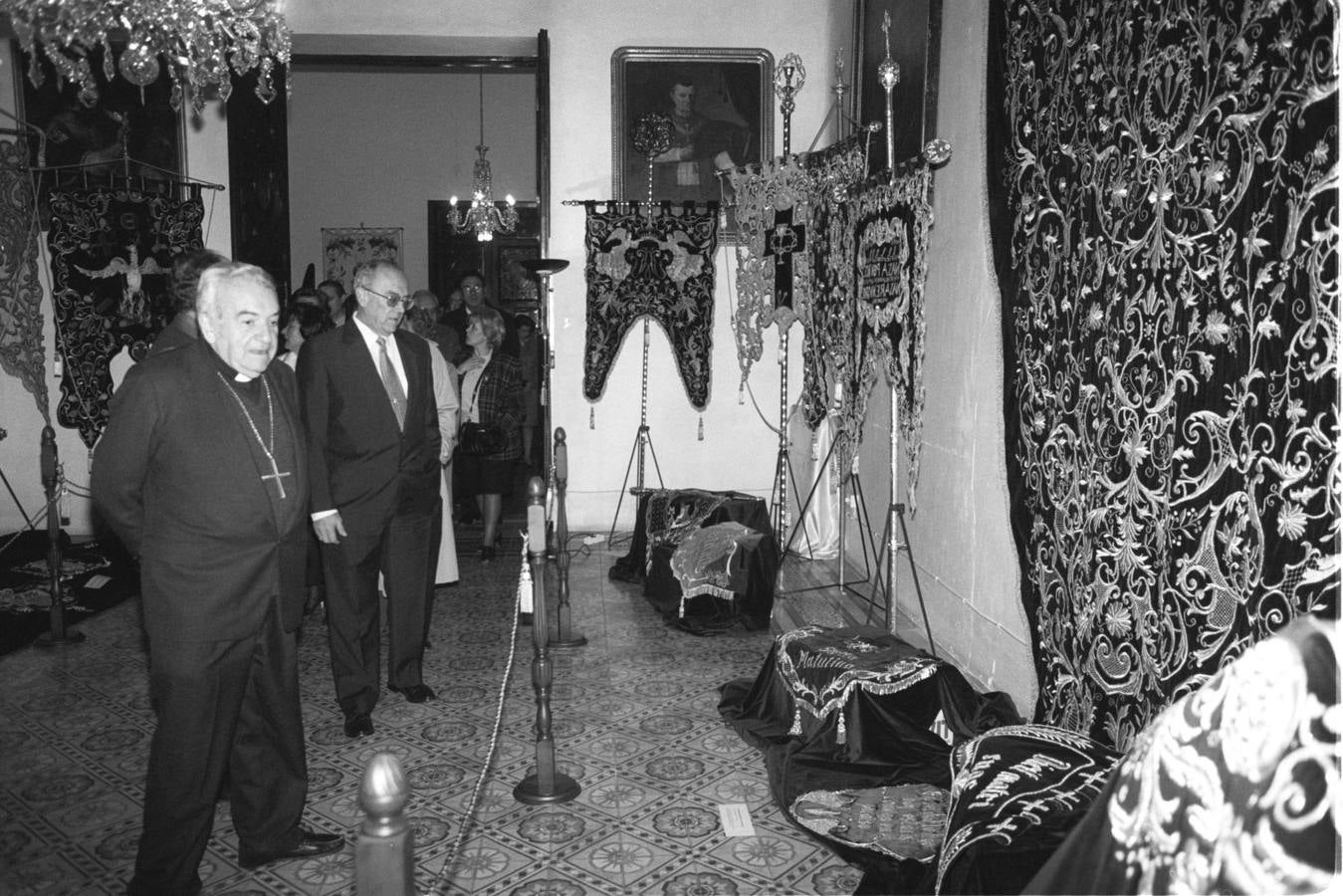 El entonces obispo de la Diócesis de Cartagena, Javier Azagra, asistiendo a la exposición de mantos y estandartes de las cofradías de Semana Santa.