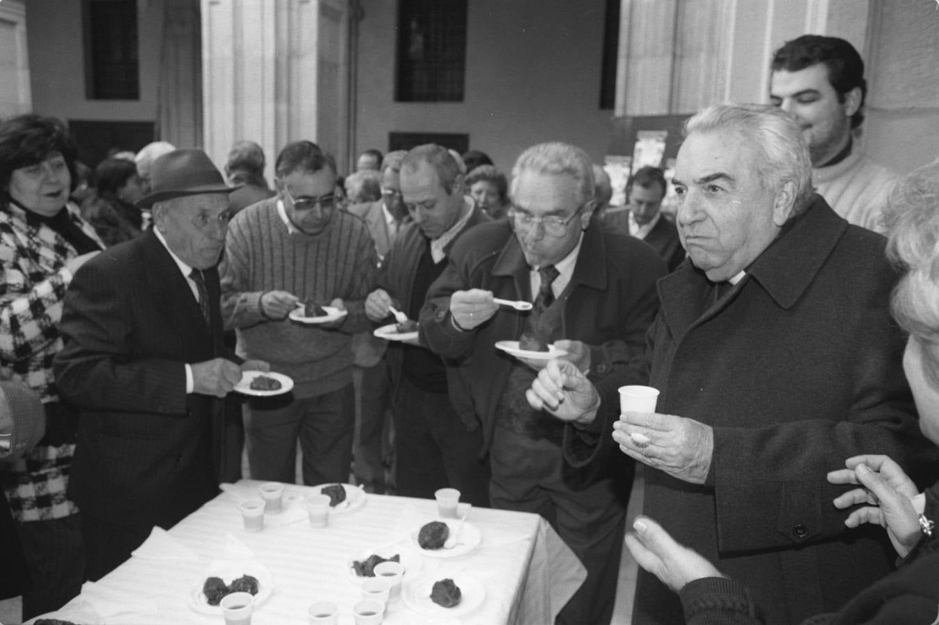 Javier Azagra come boniato en con sus feligreses en la festividad de San Fulgencio, en el Palacio Episcopal.
