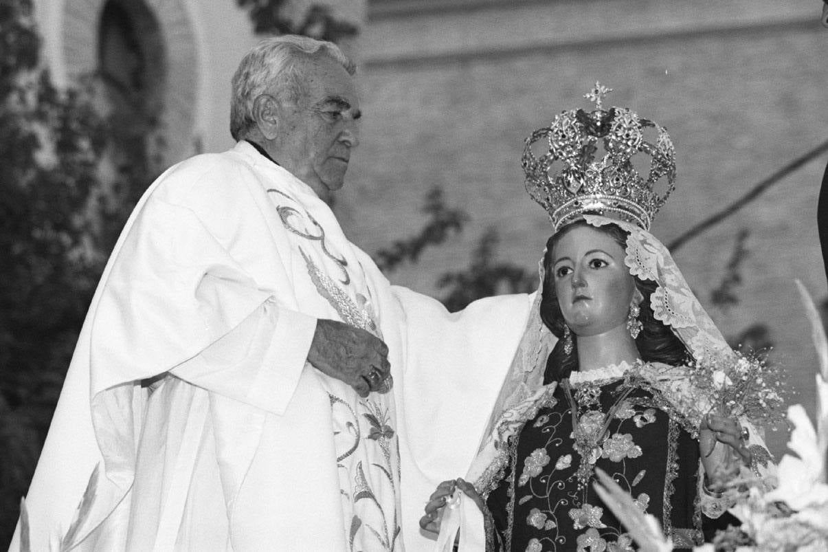 El entonces obispo de la Diócesis de Cartagena, en la ceremonia de la coronación canónica de la Virgen del Carmen.