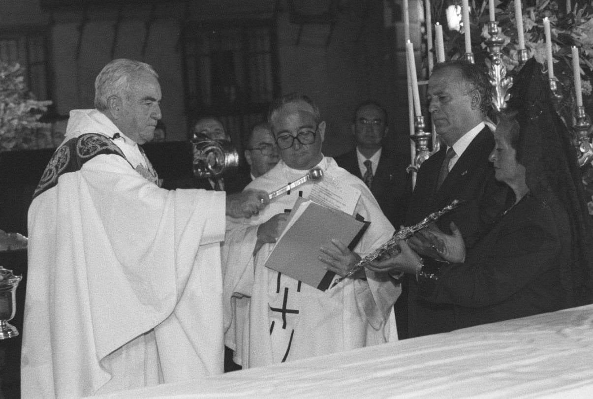 Javier Azagra bendice la corona de la Virgen de la Amargura.