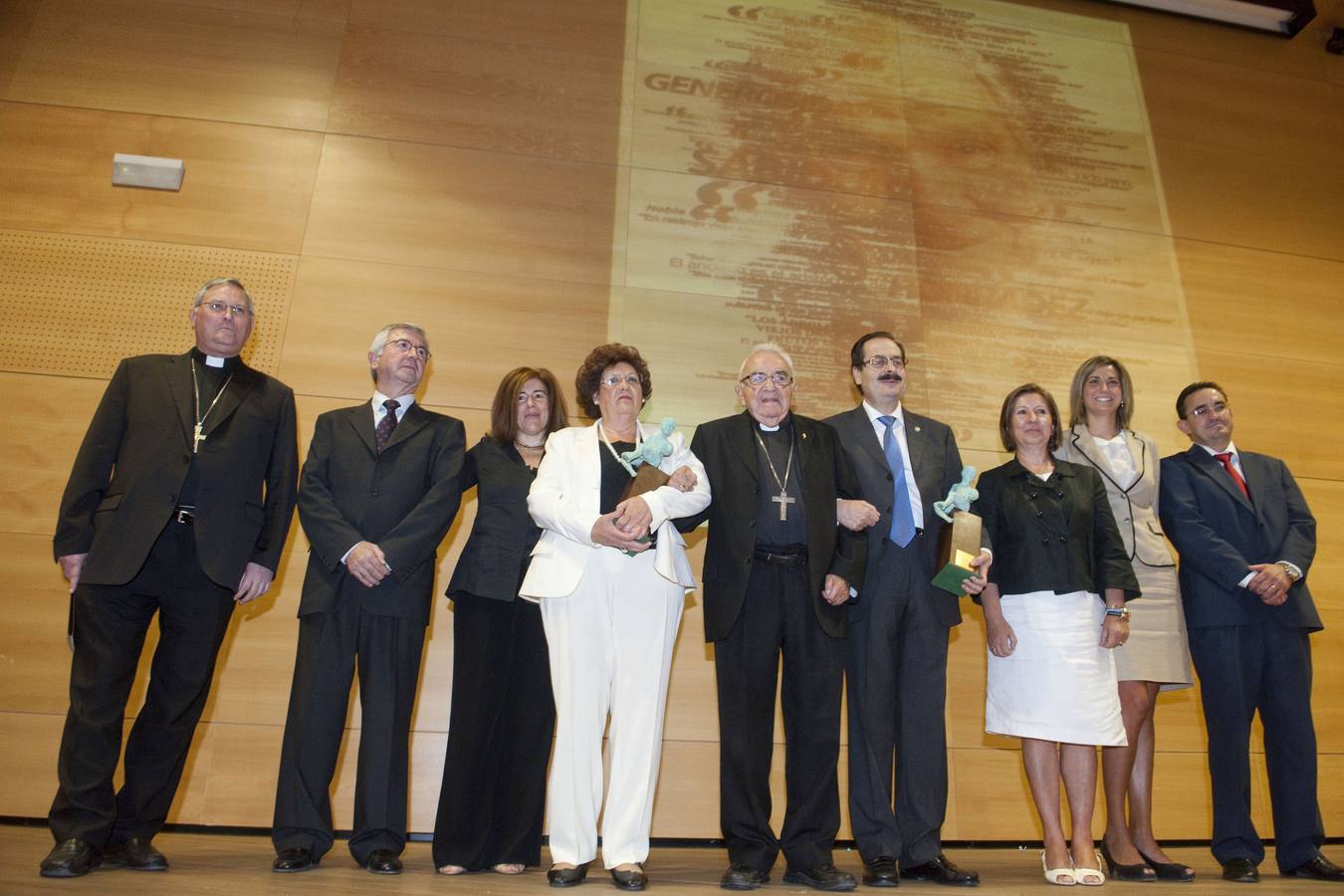 La Consejería de Sanidad y Política Social entraga al obispo emérito monseñor Javier Azagra el premio honorífico Mayor de la Región de Murcia 2011.