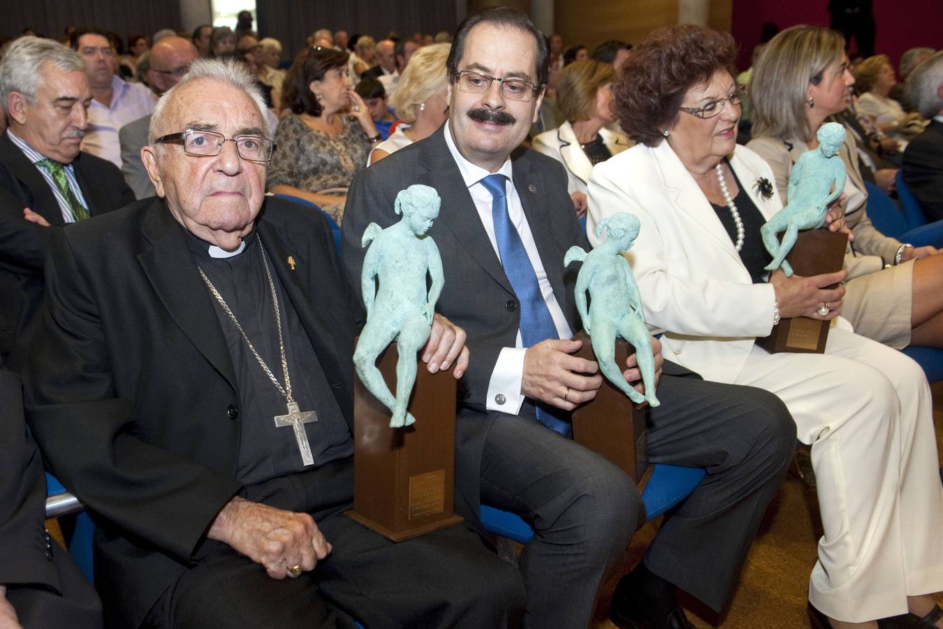 La Consejería de Sanidad y Política Social entraga al obispo emérito monseñor Javier Azagra el premio honorífico Mayor de la Región de Murcia 2011.