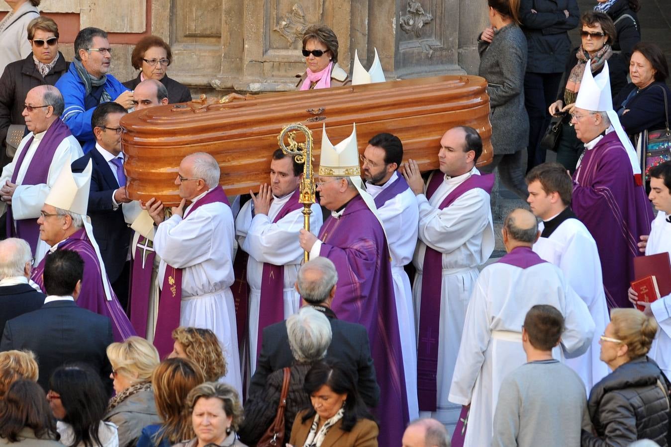 Multitudinario adiós al obispo Javier Azagra