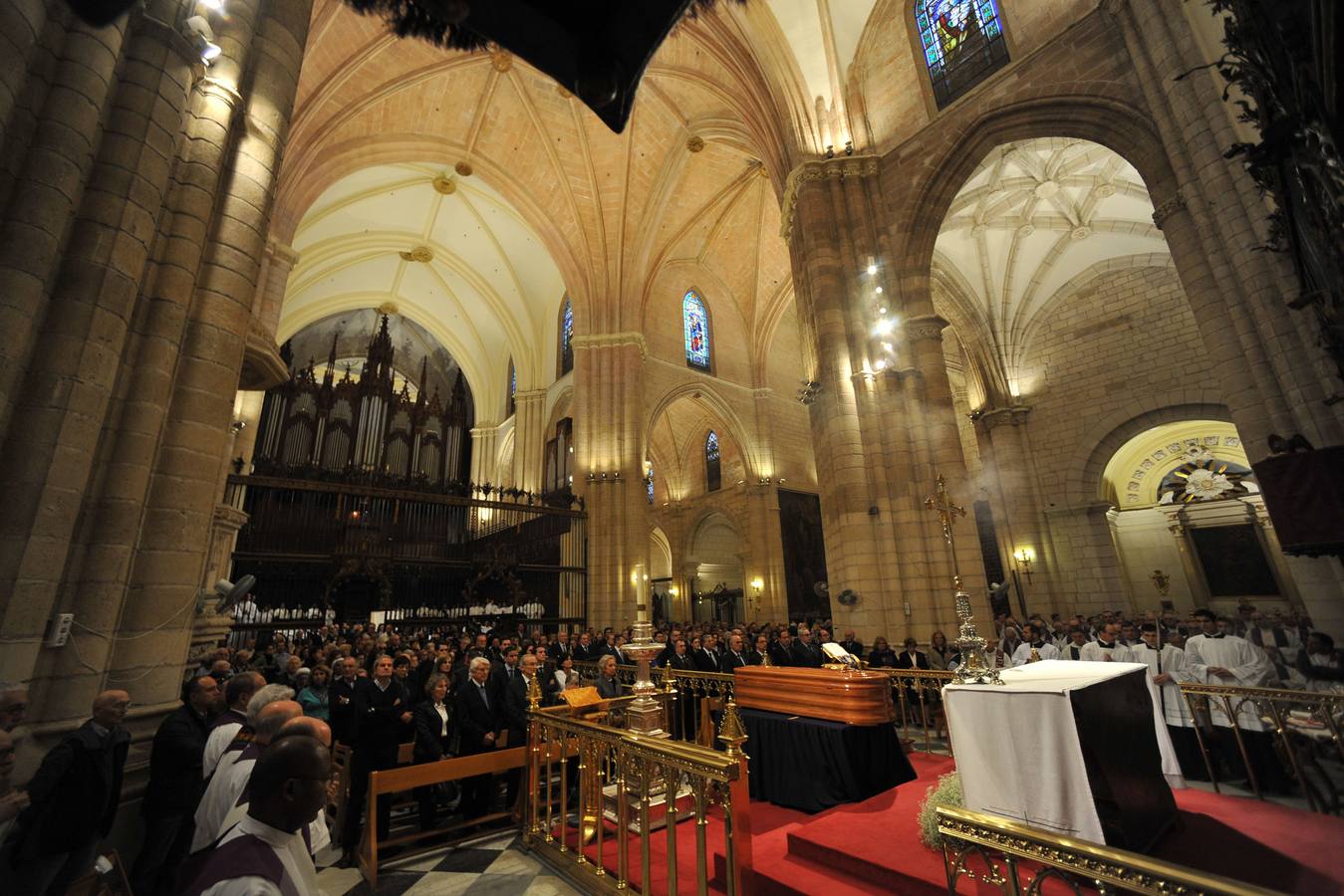 Multitudinario adiós al obispo Javier Azagra