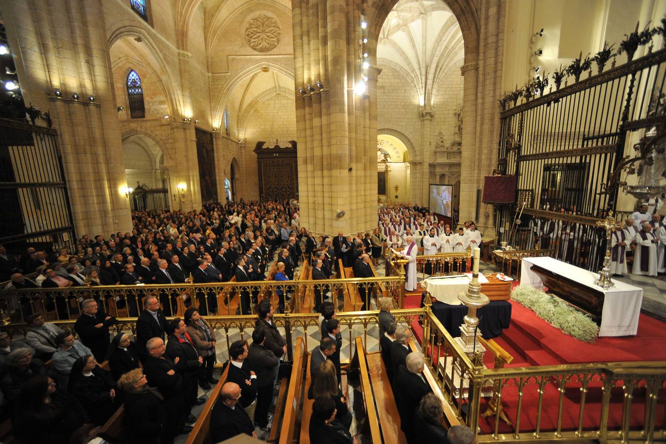 Multitudinario adiós al obispo Javier Azagra