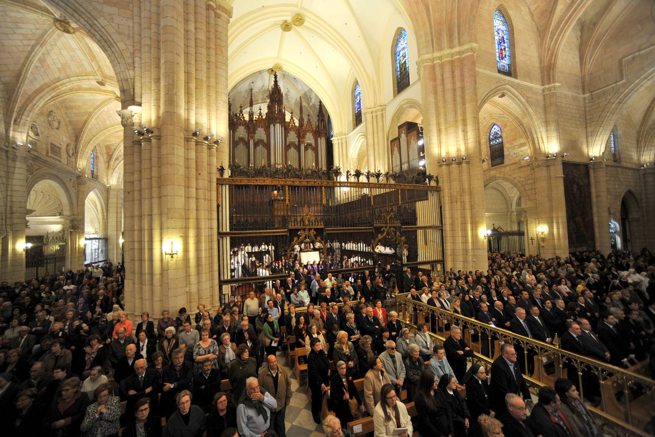 Multitudinario adiós al obispo Javier Azagra