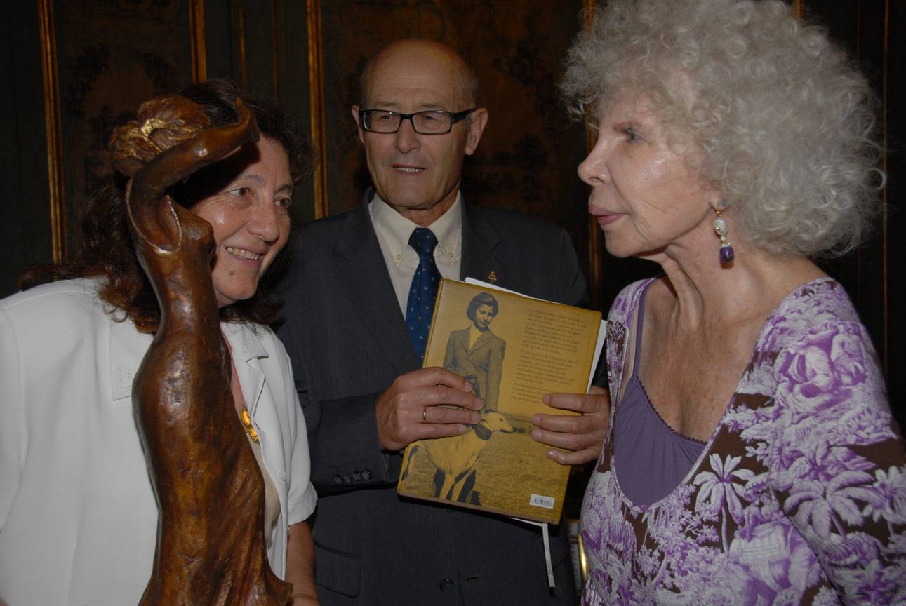 Una representación de la Peña Melón de Oro visitó a la duquesa de Alba, en el Palacio de Liria en Madrid.