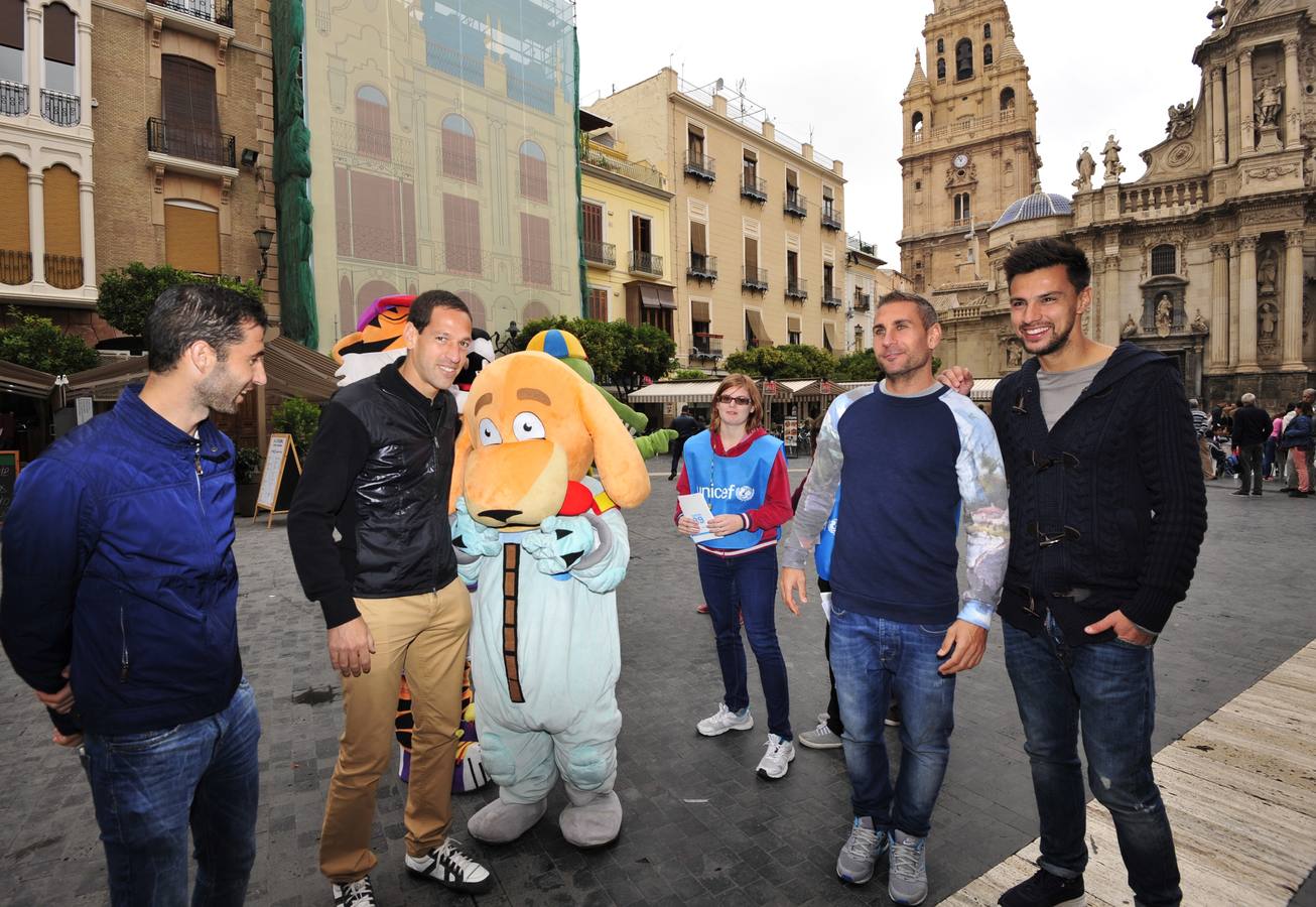 Jugadores del Real Murcia y El Pozo Murcia en el acto con UNICEF.