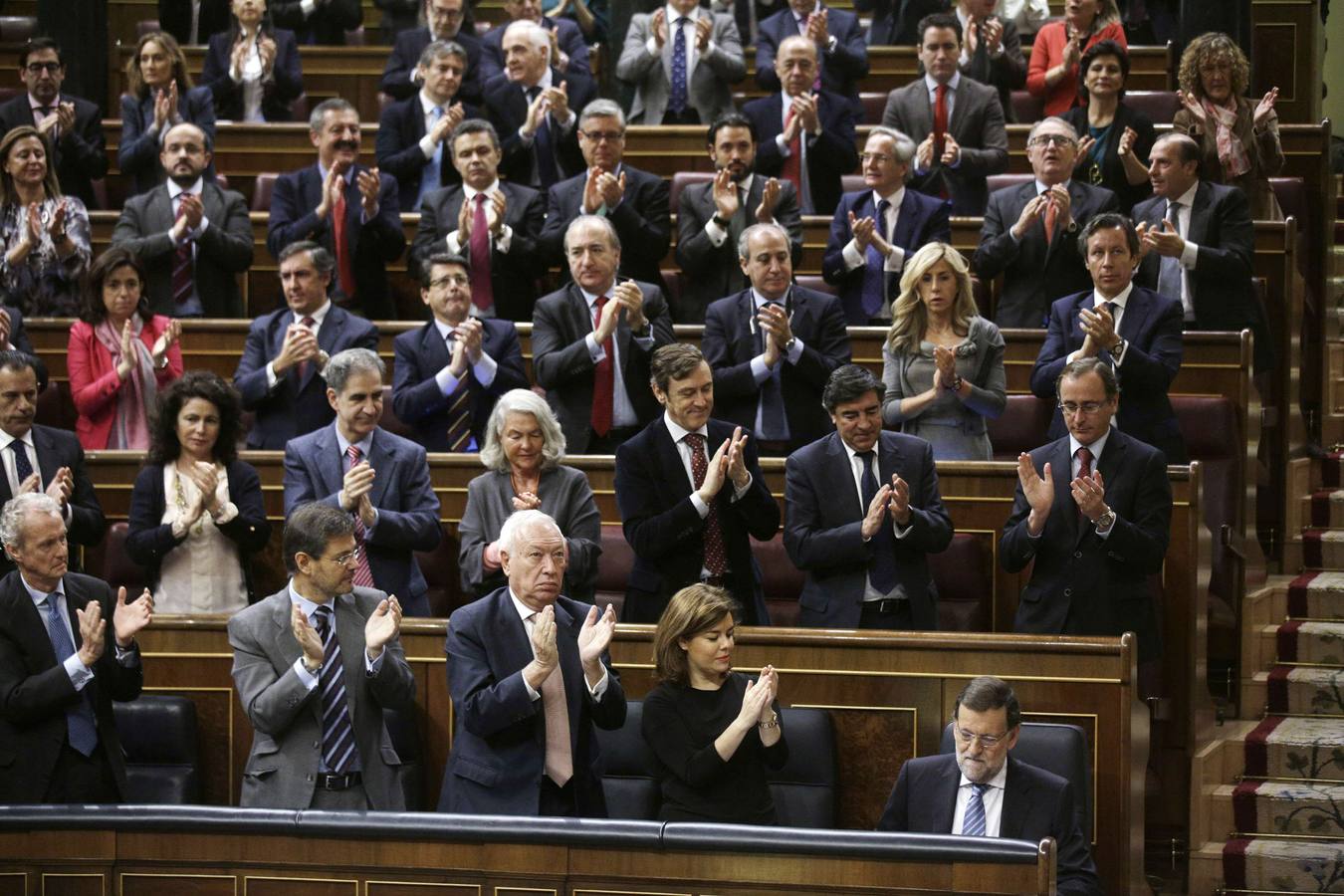 La bancada popular aplaude al presidente del Gobierno.