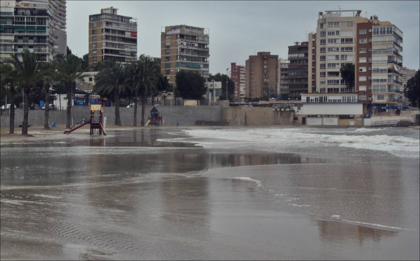 El temporal marítimo devora la playa de la Albufereta en Alicante