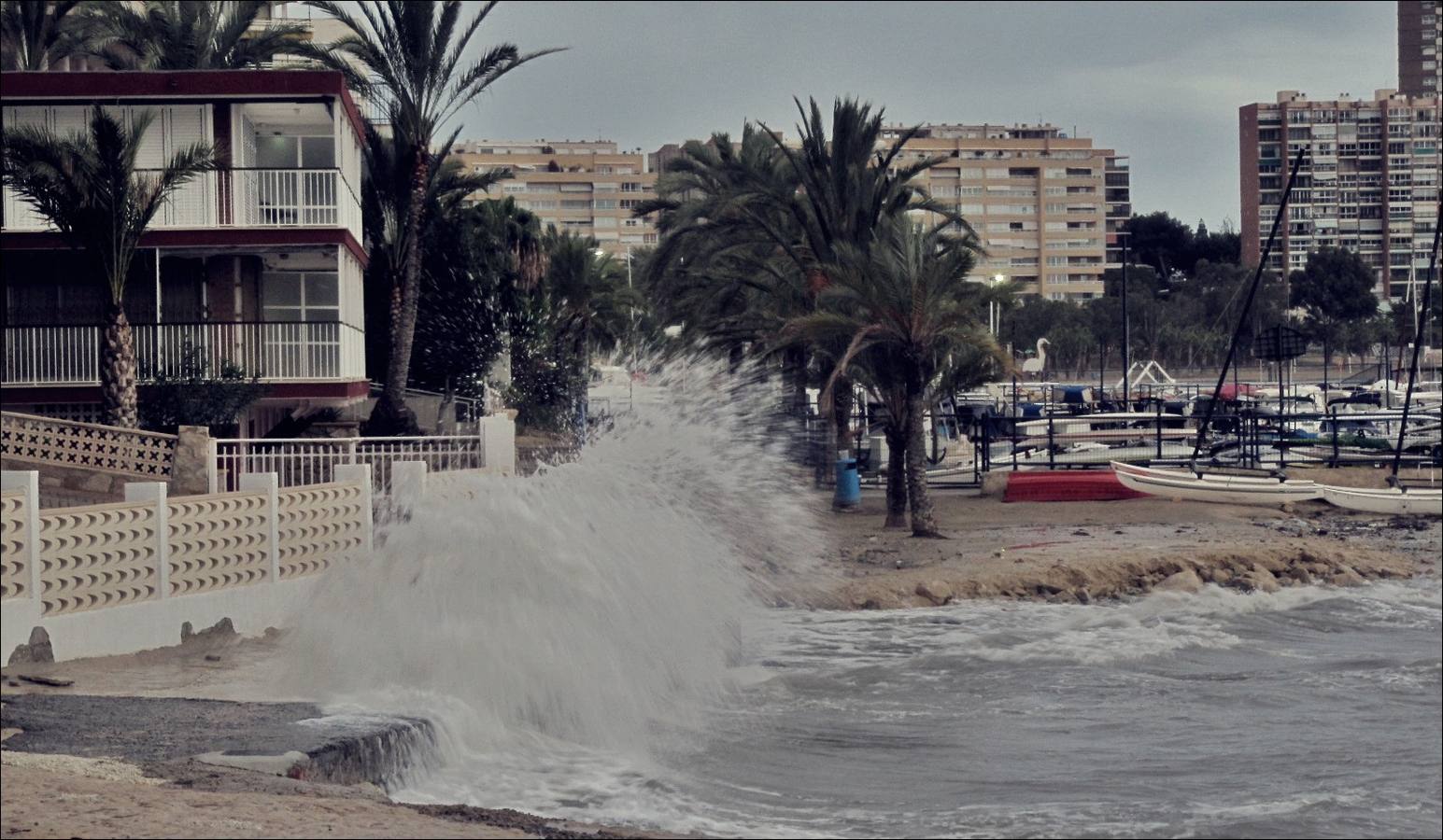 El temporal marítimo devora la playa de la Albufereta en Alicante