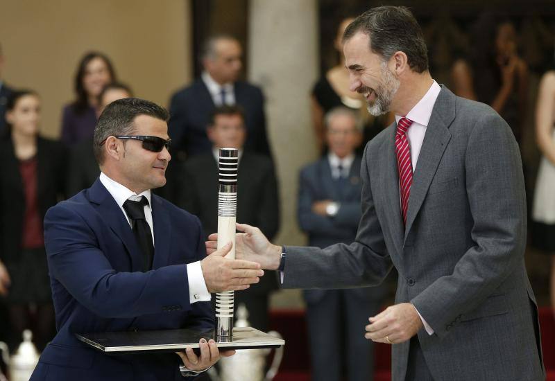 El atleta paralímpico David Casinos (i) recibe el Premio Olimpia de manos del Rey don Felipe.