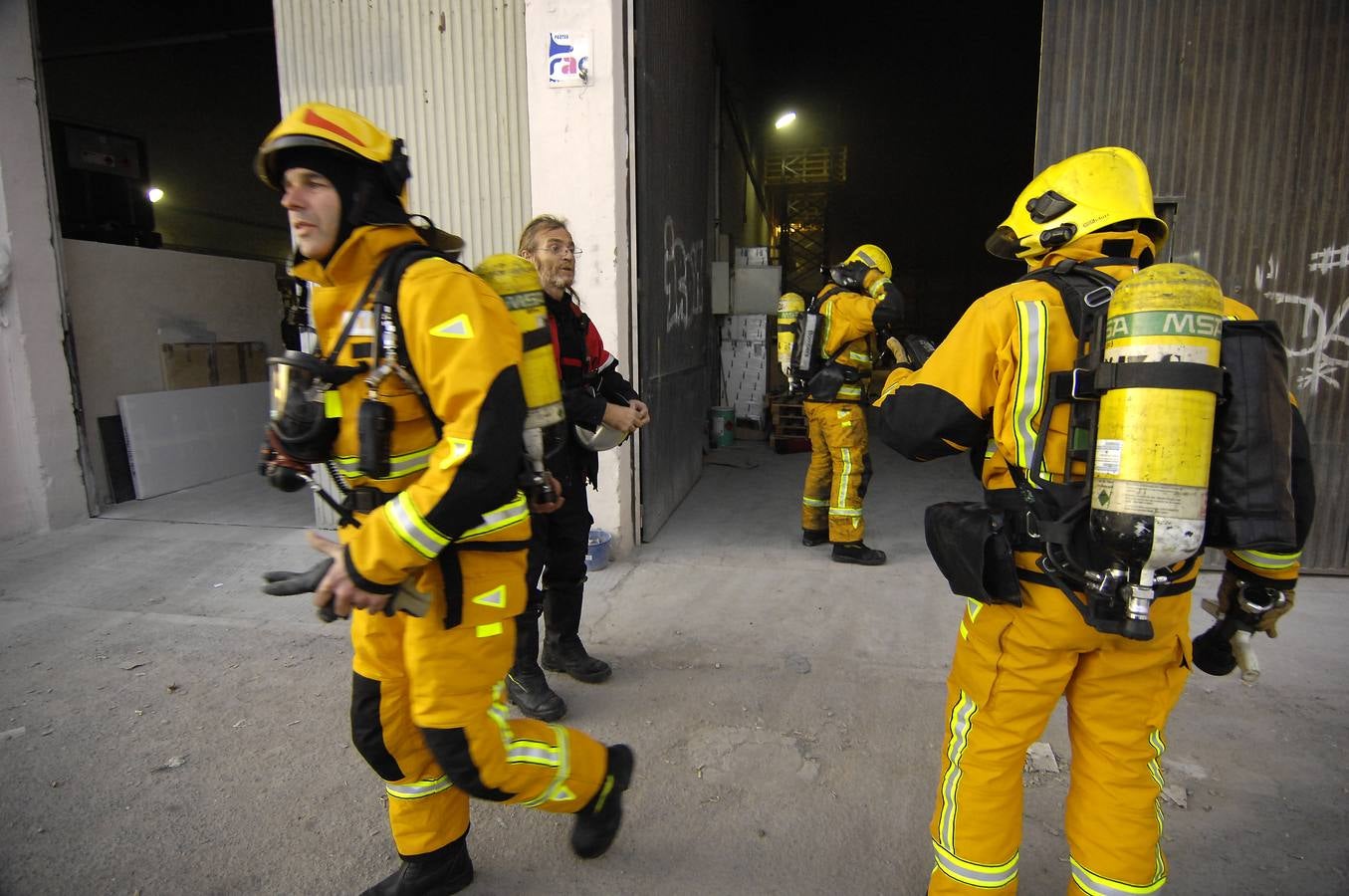 Incendio en una nave junto al Travalón