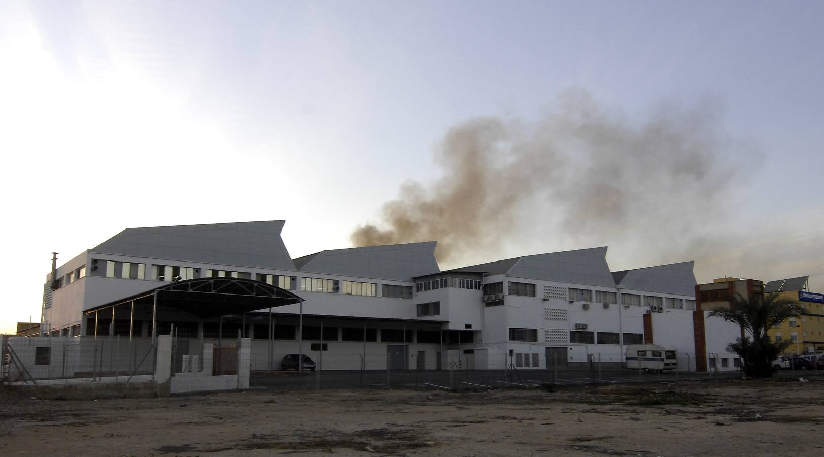 Incendio en una nave junto al Travalón