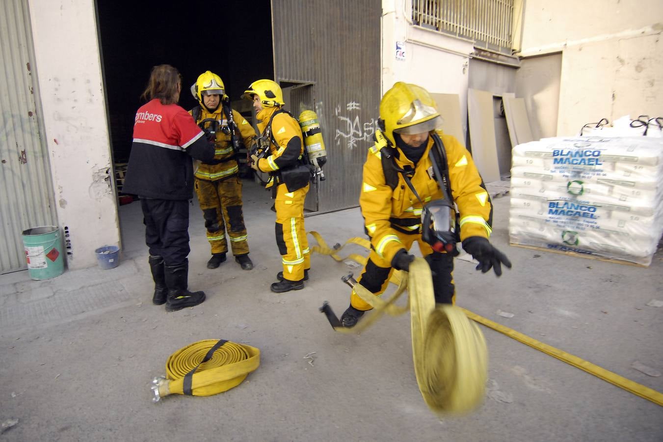 Incendio en una nave junto al Travalón