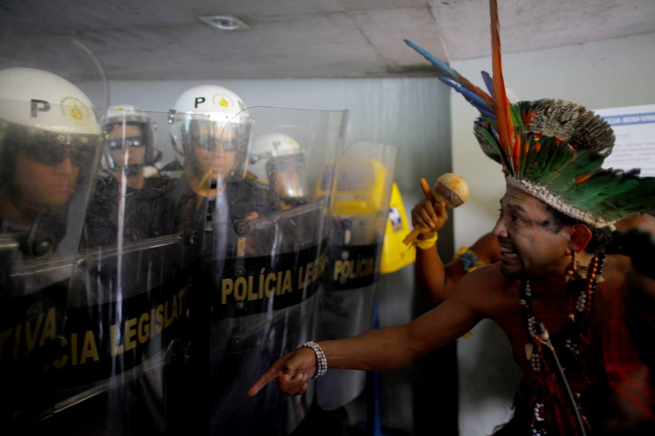 Los indígenas protestan ante el Congreso Brasileño