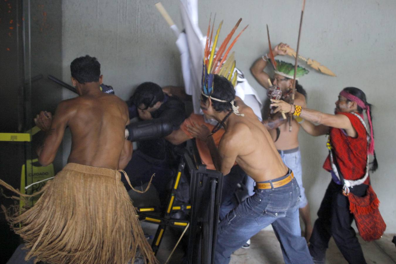 Los indígenas protestan ante el Congreso Brasileño