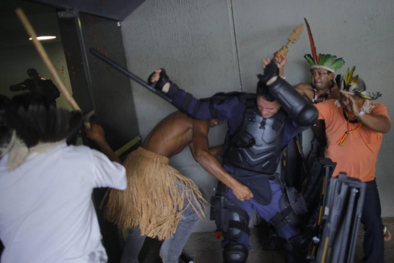 Los indígenas protestan ante el Congreso Brasileño