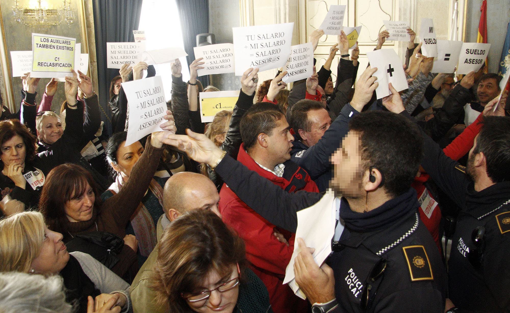 ENERO. Protesta de los funcionarios municipales de Alicante obligó a la alcaldesa a concluir de forma precipitada el pleno.