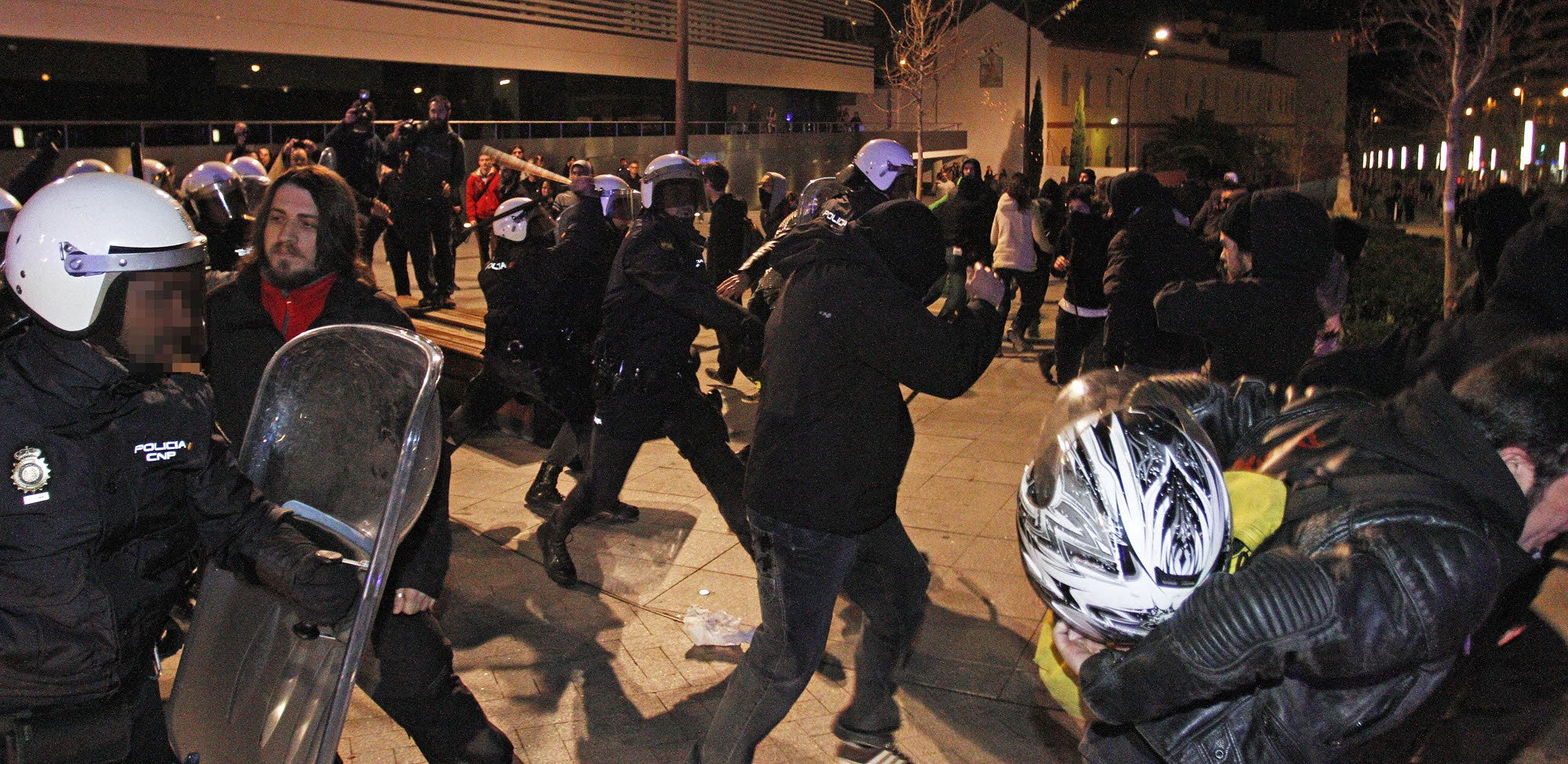 ENERO. Golpes y carreras a las puertas del Auditorio de la Diputación de Alicante en una concentración solidaria con Gamonal.