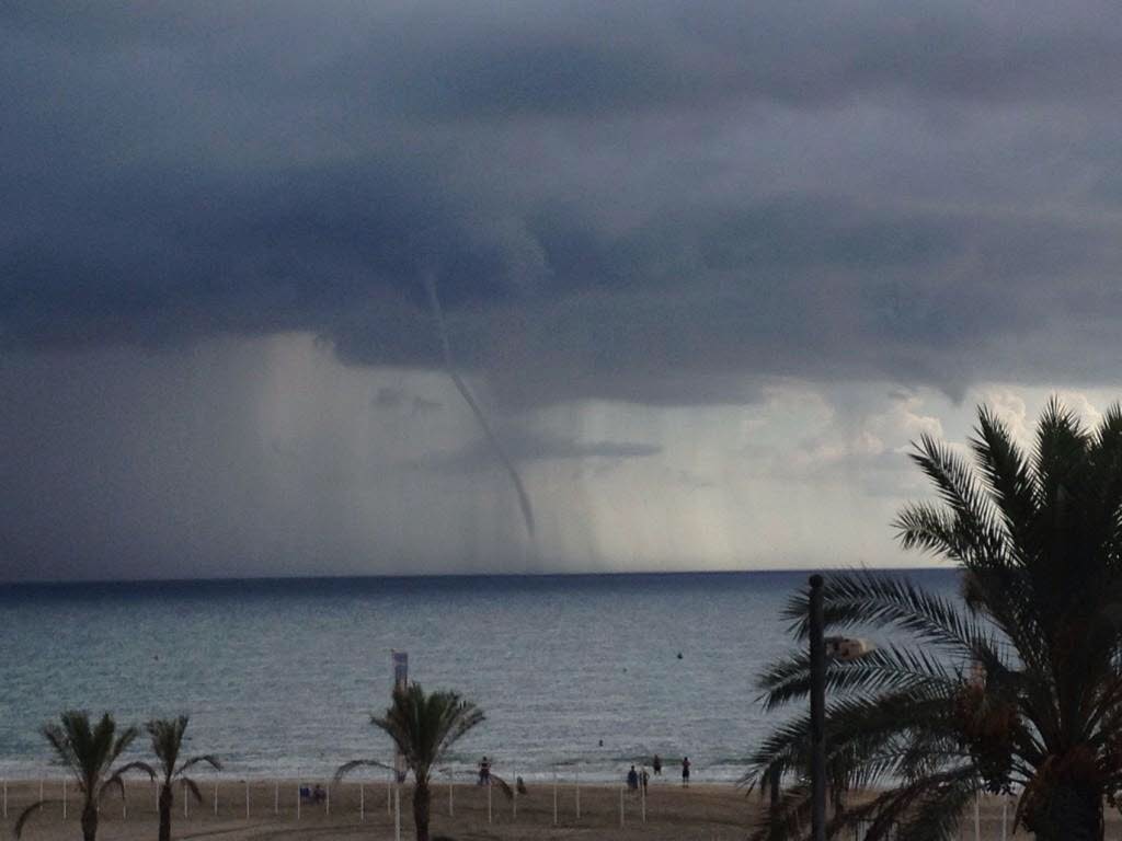 SEPTIEMBRE. Fuertes borrascas que dejó llamativas estampas como la de un tornado en El Campello.