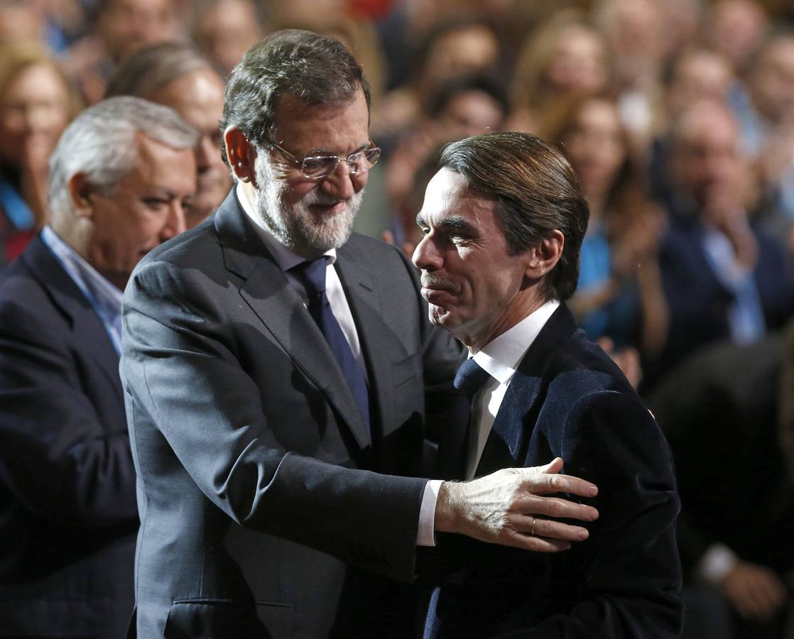 Rajoy saluda afectuosamente a Aznar.