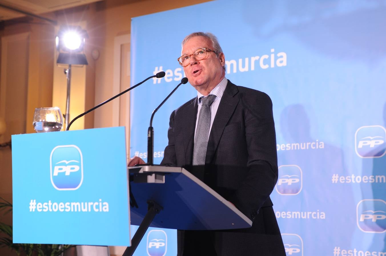 Los asistentes al acto electoral del PP arropan a Cámara en el primer mitin de la precampaña