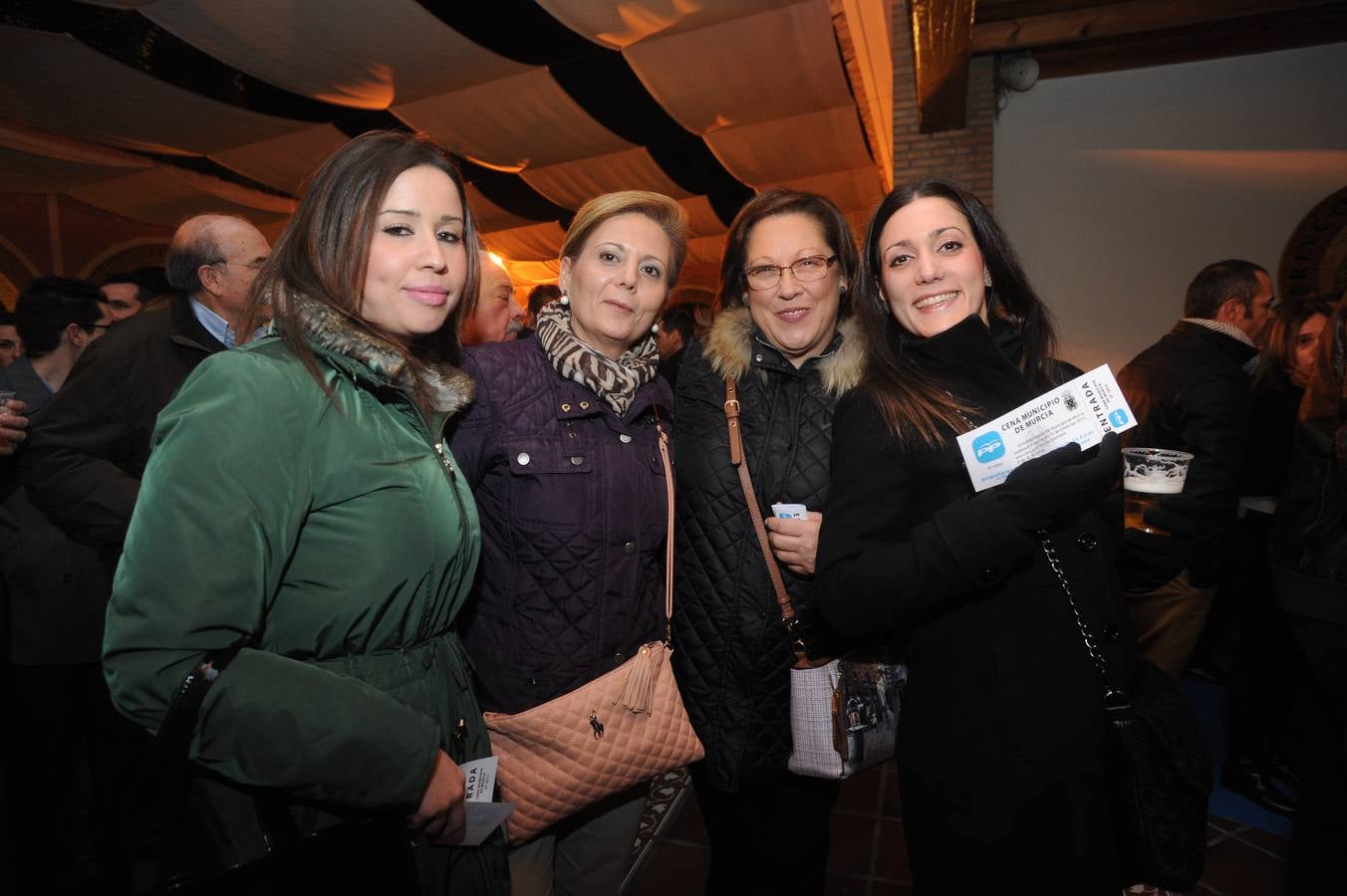 Los asistentes al acto electoral del PP arropan a Cámara en el primer mitin de la precampaña