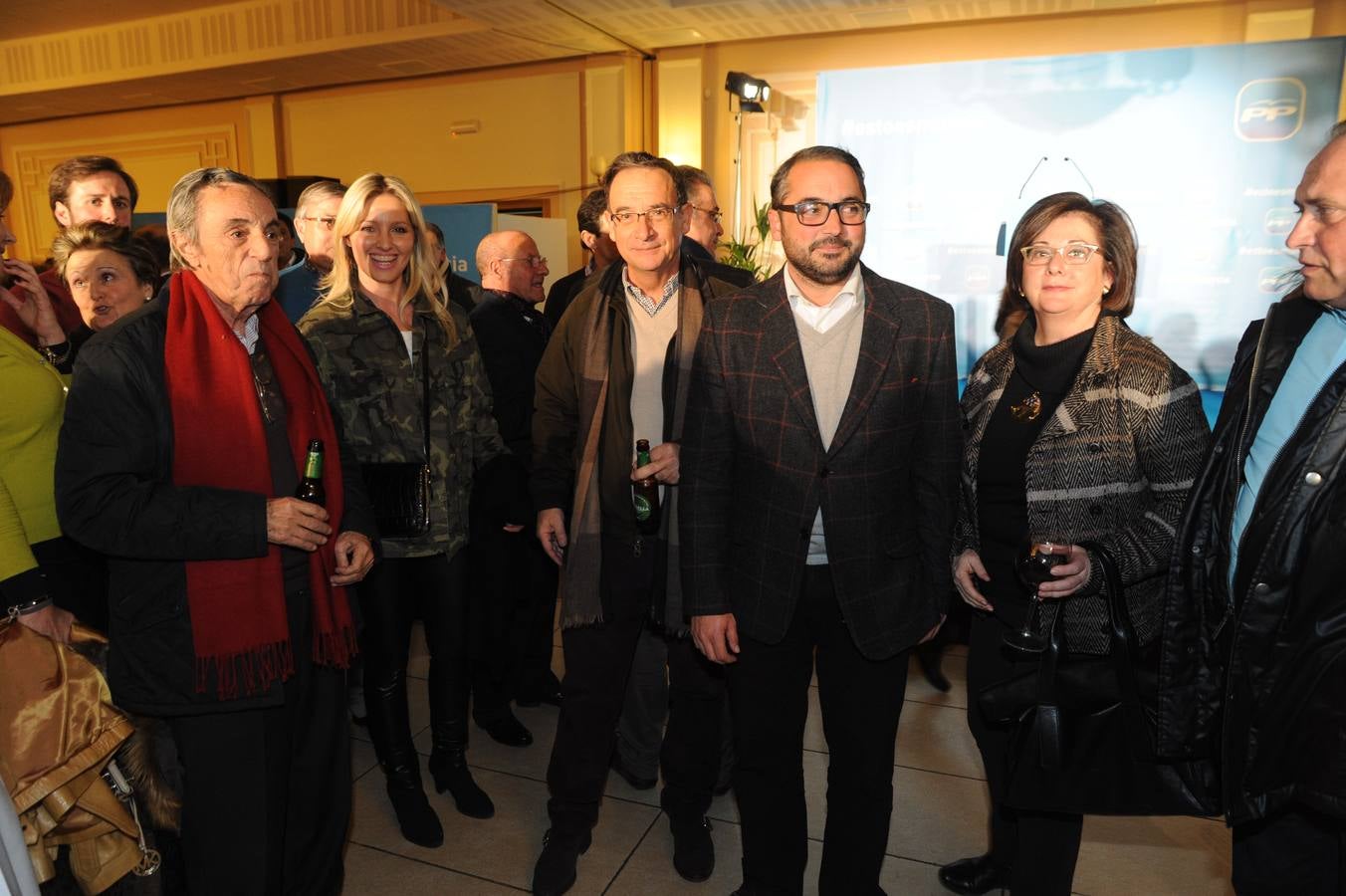 Los asistentes al acto electoral del PP arropan a Cámara en el primer mitin de la precampaña