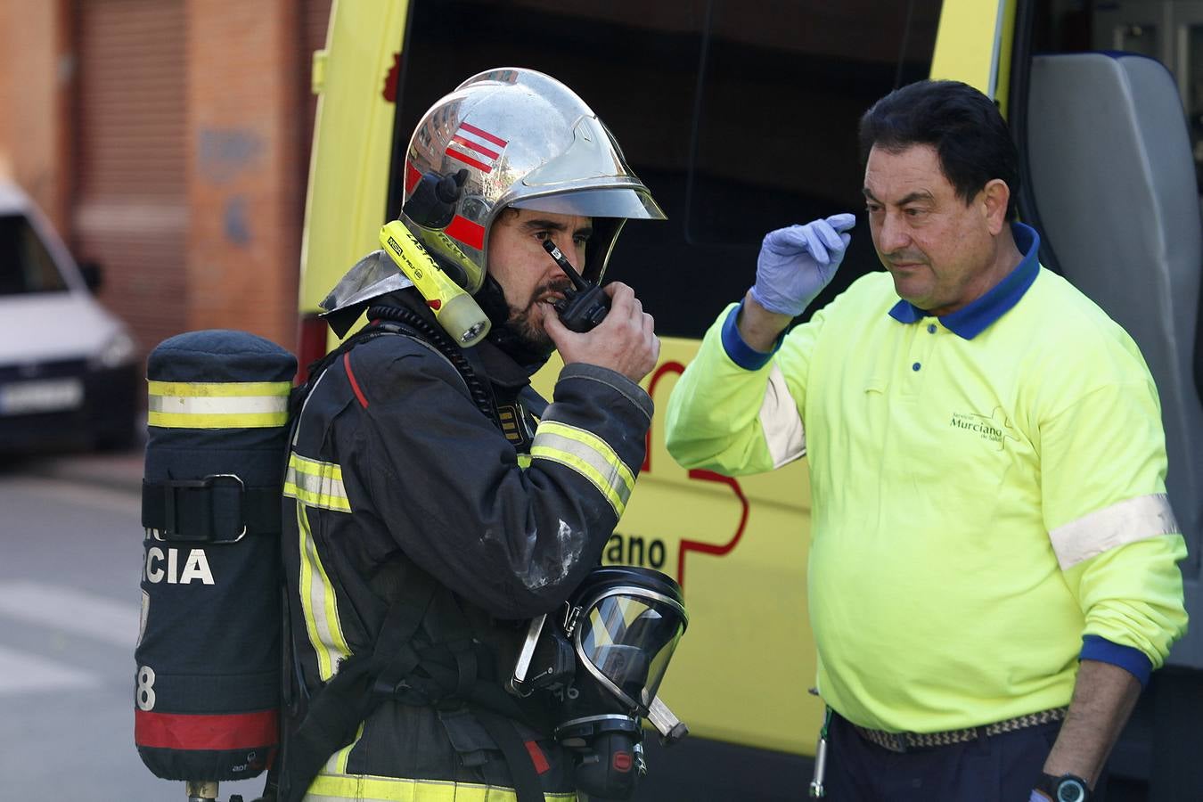 Dos intoxicados en el incendio de un piso en Murcia