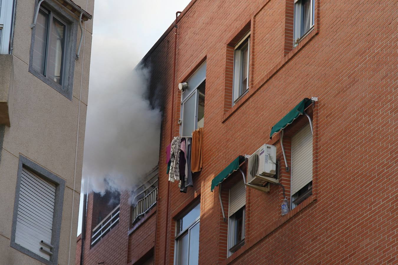 Dos intoxicados en el incendio de un piso en Murcia