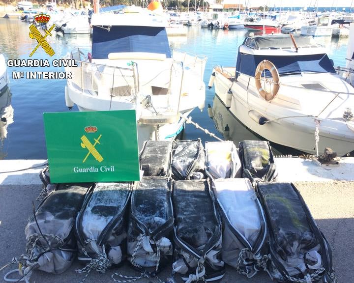 La Guardia Civil se incauta de 465 kg de cocaína en Pilar de la Horadada. En la operación han sido detenidas 2 personas como presuntos autores de un delito contra la salud pública y se ha intervenido dos vehículos así como numerosa documentación localizada en la embarcación.