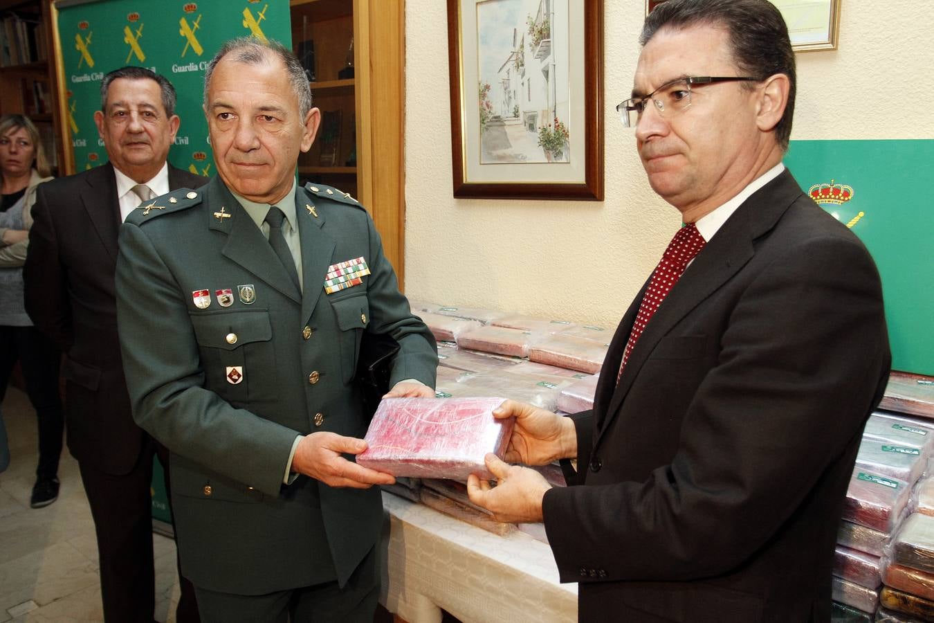 La Guardia Civil se incauta de 465 kg de cocaína en Pilar de la Horadada. Junto con mandos de la Guardia Civil, el delegado del Gobierno en la Comunitat, Serafín Castellano, ha informado hoy de esta última operación antidroga desarrollada en la provincia de Alicante