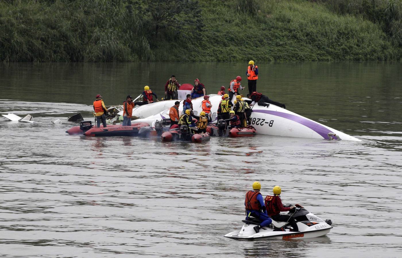 Se estrella un avión con 58 ocupantes en un río de Taiwán. El avión, un ATR-72, cubría el trayecto entre Taipei y Jinmen y se precipitó al río Jilong tras golpear un viaducto. Los servicios de emergencias trabajn en el lugar del impacto buscando supervivientes y atendiendo a los heridos.