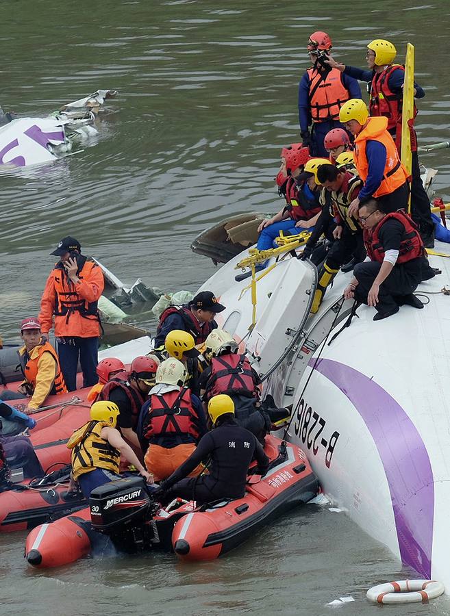 Se estrella un avión con 58 ocupantes en un río de Taiwán. El avión, un ATR-72, cubría el trayecto entre Taipei y Jinmen y se precipitó al río Jilong tras golpear un viaducto. Los servicios de emergencias trabajn en el lugar del impacto buscando supervivientes y atendiendo a los heridos.