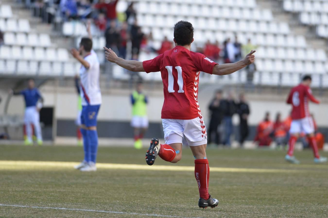 Álvarez derriba el muro del Langreo (2-1)