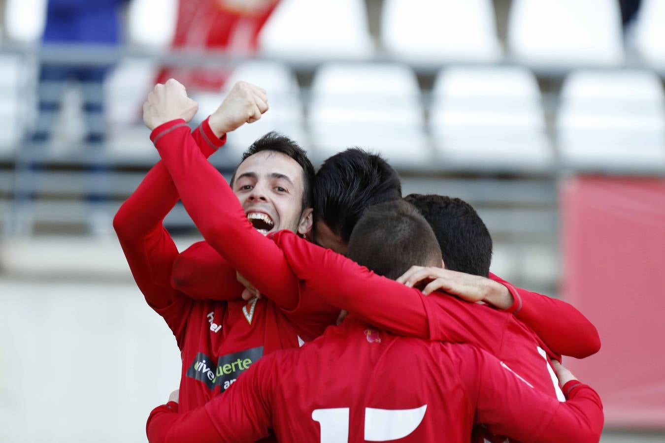 Álvarez derriba el muro del Langreo (2-1)